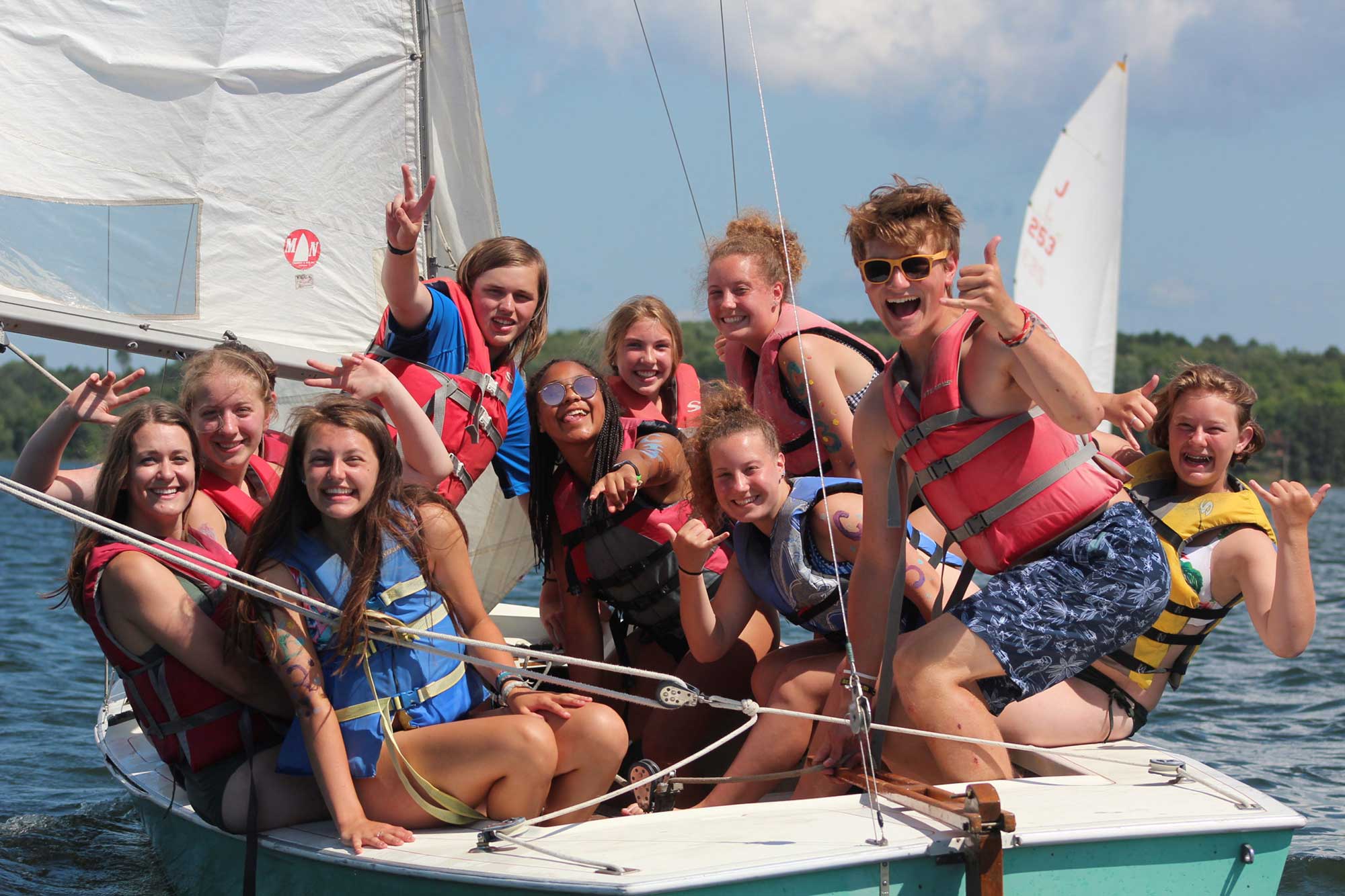 kids-on-sailboat